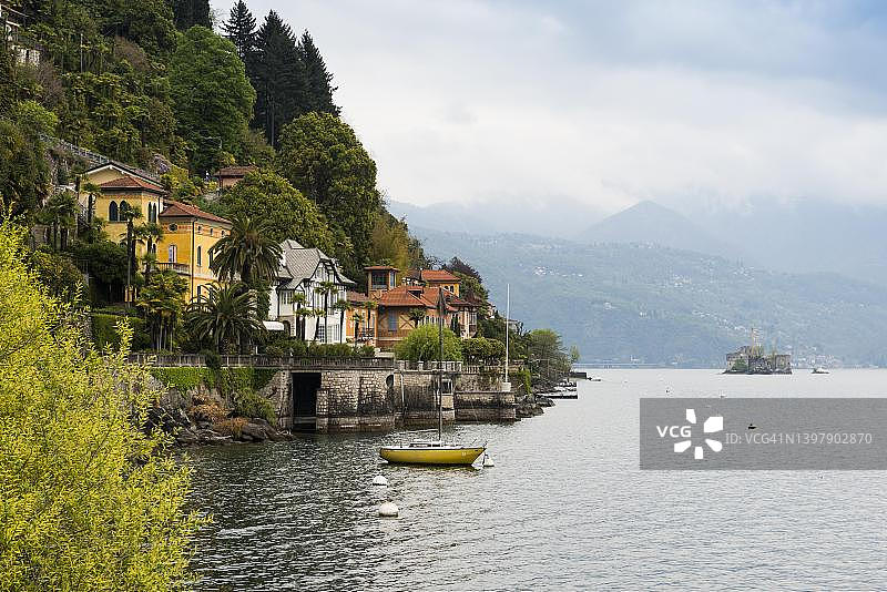 意大利皮埃蒙特区韦尔巴诺-库西奥-奥索拉省马焦雷湖坎内罗里维埃拉的彩色湖畔别墅图片素材