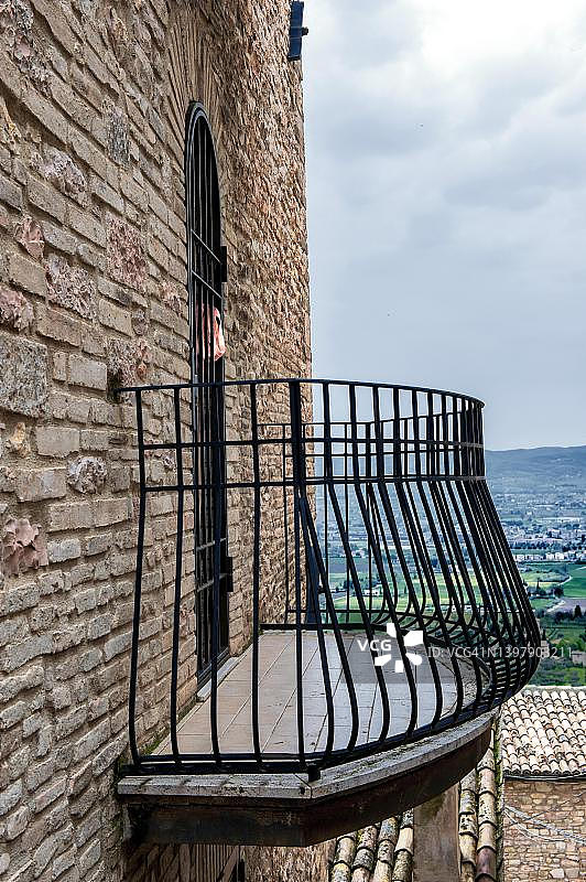 从意大利翁布里亚佩鲁贾省阿西西古镇眺望周围的乡村图片素材