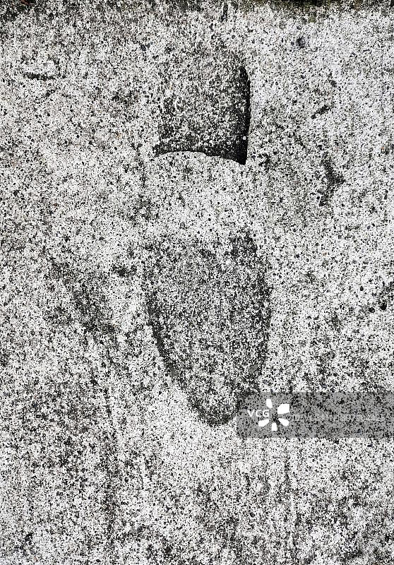 法国，碎石路上的脚印图片素材