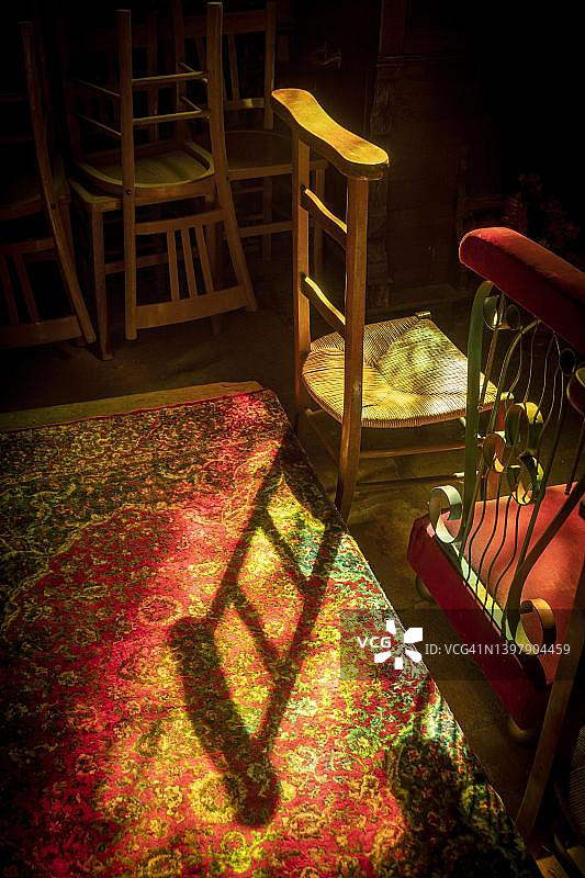 法国奥弗涅-罗讷-阿尔卑斯多姆山省教堂内的椅子图片素材