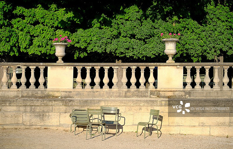 公园里的空椅子图片素材