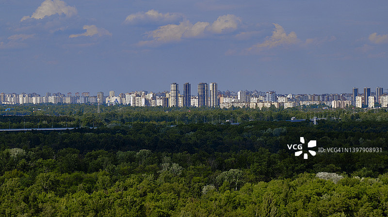 城市天际线与自然公园绿树景观图片素材