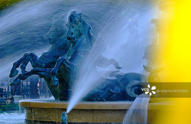 公园里壮观的喷泉图片素材