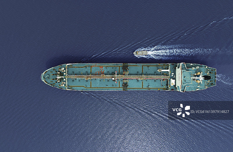 在海水中航行的油轮，用于运输石油图片素材