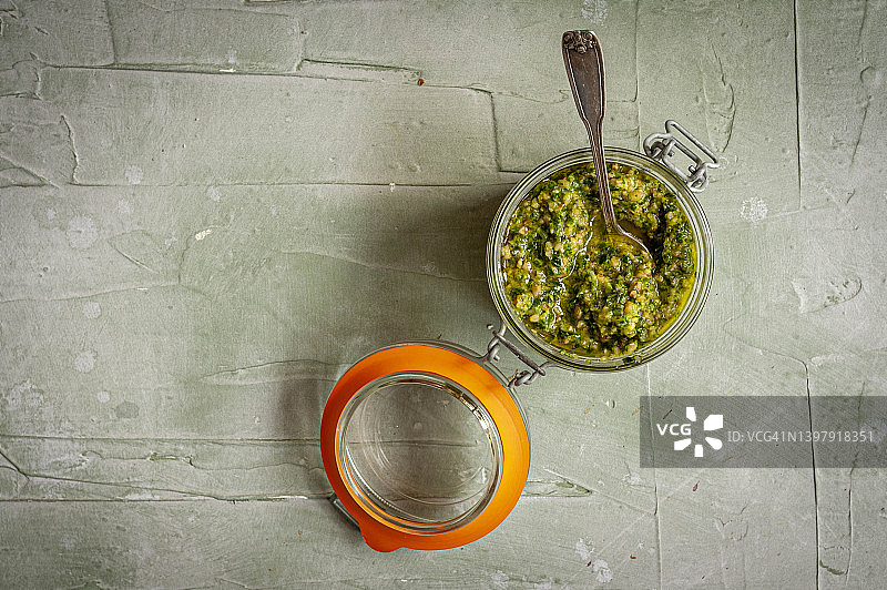 英国肯特郡利特尔本：野蒜核桃青酱图片素材