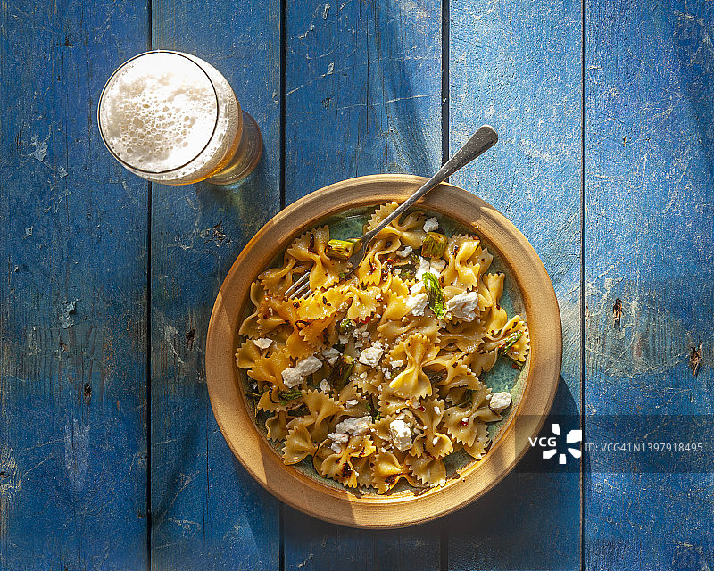 英国肯特郡利特尔本：芦笋、辣椒和羊乳酪蝴蝶面图片素材