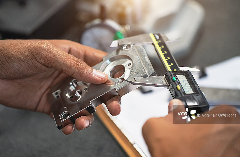 质检工程师检查工程部件图片素材