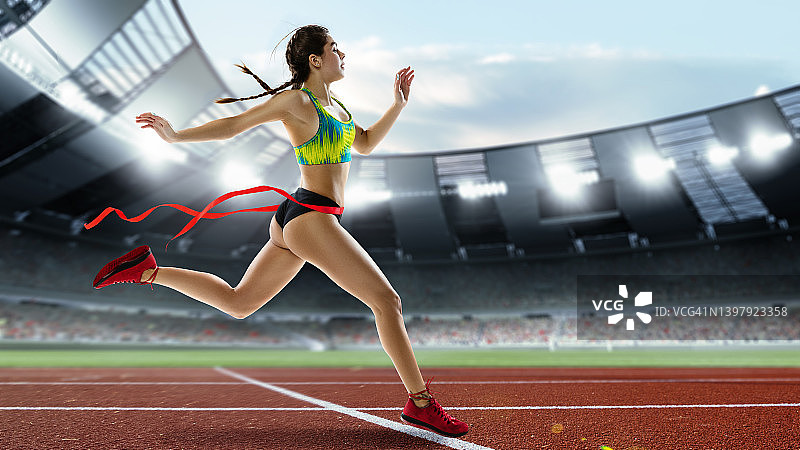 年轻女运动员在夏季拥挤的体育场跑步。体育、比赛、健康概念。跨栏拼贴图片素材