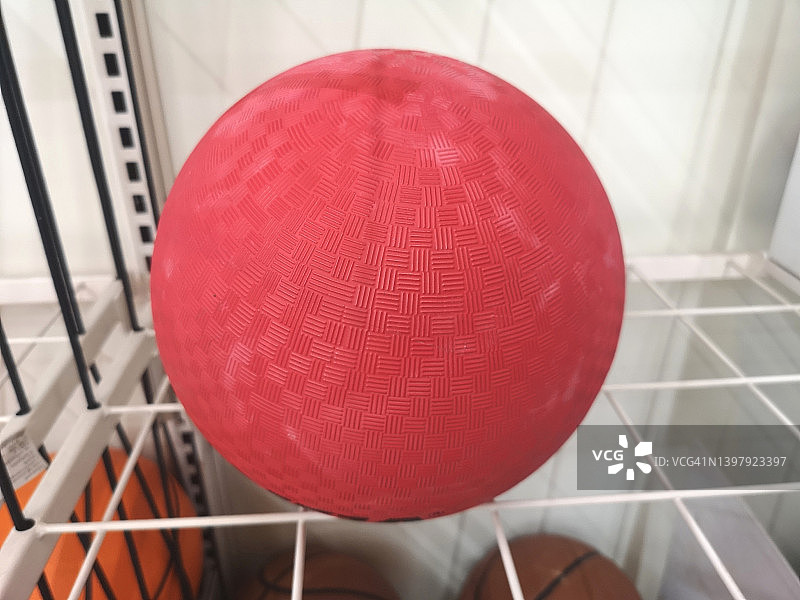 白色钢格上的红色排球图片素材