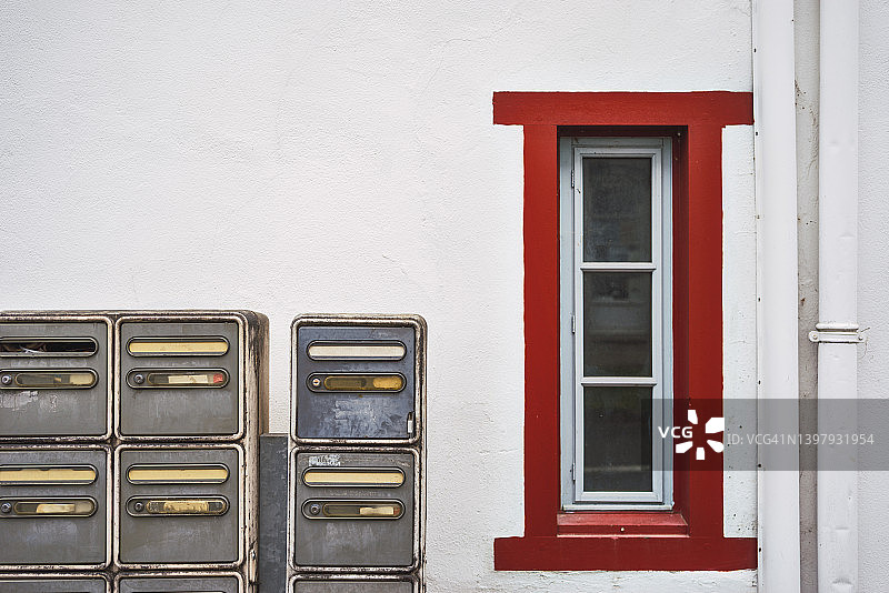 带红色窗户和邮箱的外立面图片素材