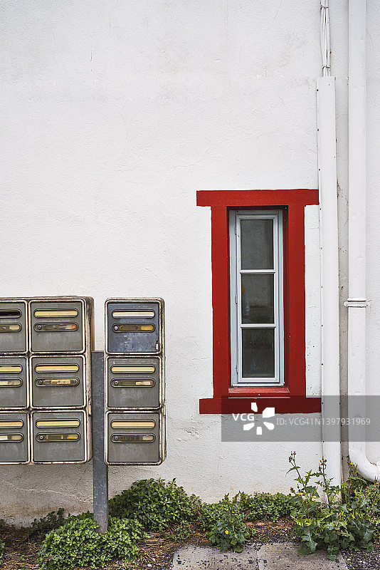 带红色窗户和邮箱的外立面图片素材