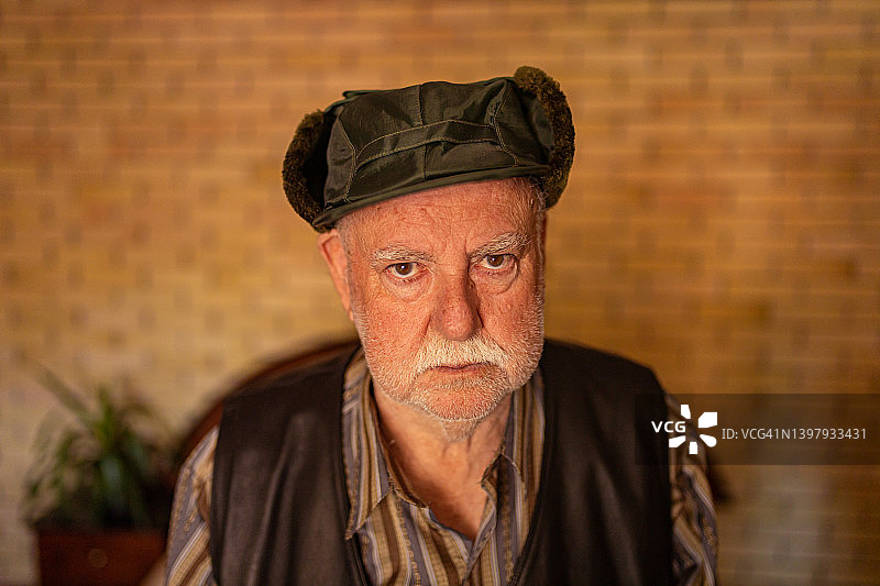 老年男人看着镜头的肖像图片素材