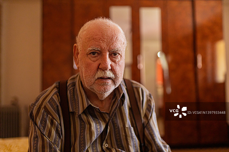 疲惫的年长男人看着镜头图片素材