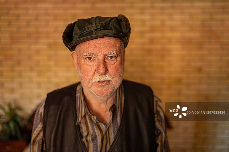 戴帽子的老人肖像图片素材
