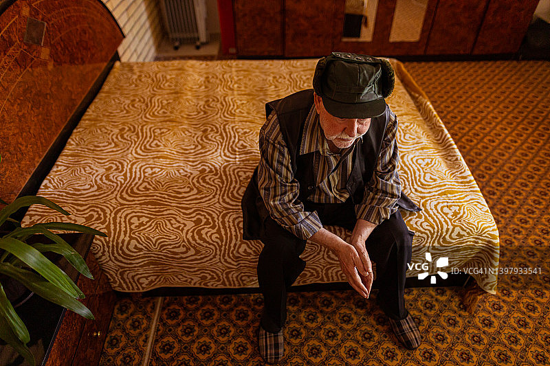 年长的男人在休息图片素材