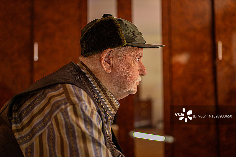 悲伤的老年男人侧视图图片素材