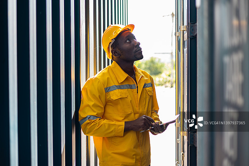 检查集装箱的商业码头工人图片素材