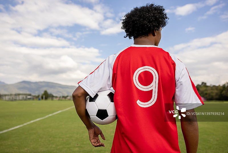 准备掷球的足球运动员图片素材