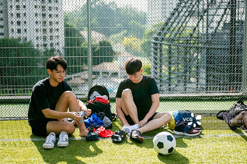 准备比赛的足球运动员图片素材