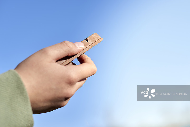 学龄男孩分享一块巧克力图片素材