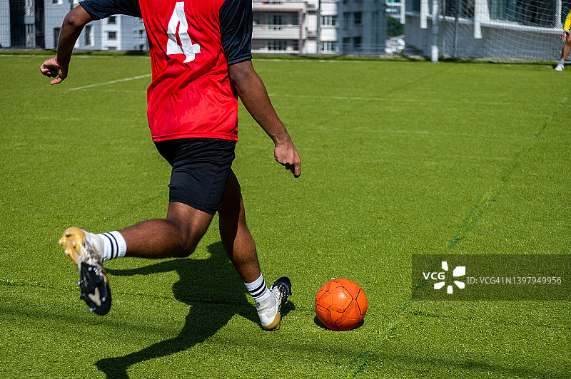 年轻足球运动员踢点球图片素材
