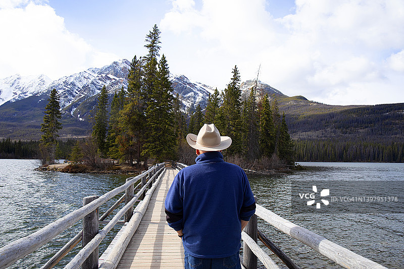 公园里的男游客图片素材