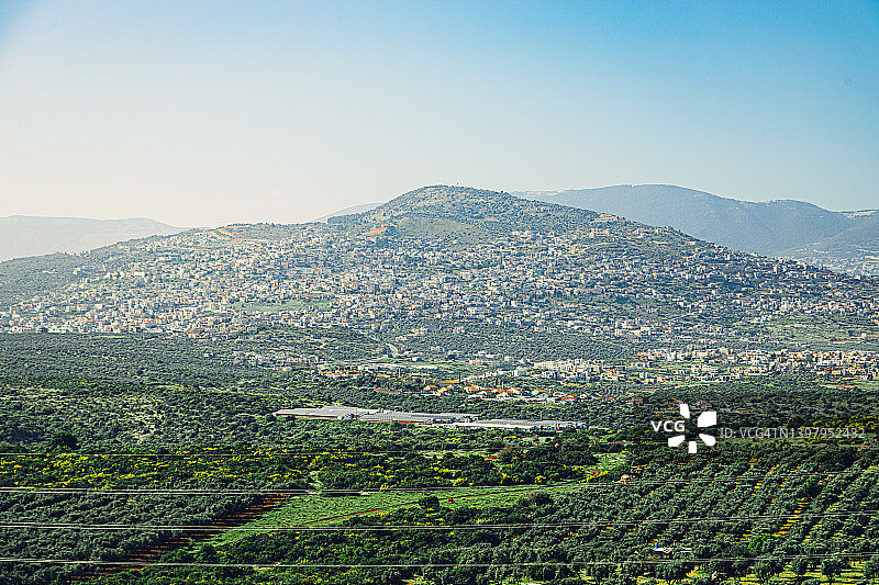 加利利山丘景观，有农田、果园和山顶村庄图片素材