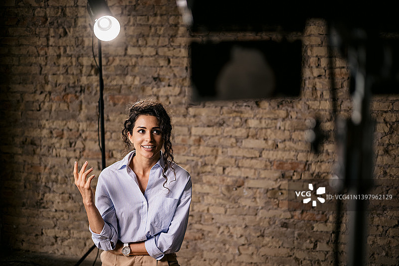 年轻女人在演播室接受采访图片素材