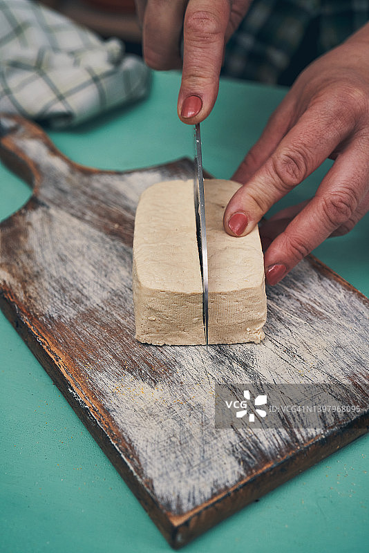 在木制砧板上切豆腐图片素材