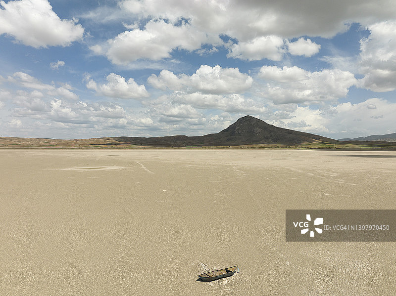 航拍干旱湖床上的渔船图片素材