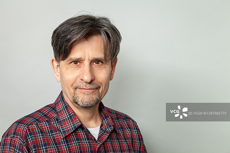64岁男人的影棚肖像图片素材