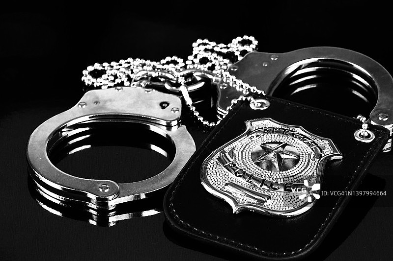 警察执法的徽章和手铐图片素材