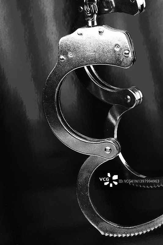从监狱释放，打开的手铐概念图片素材