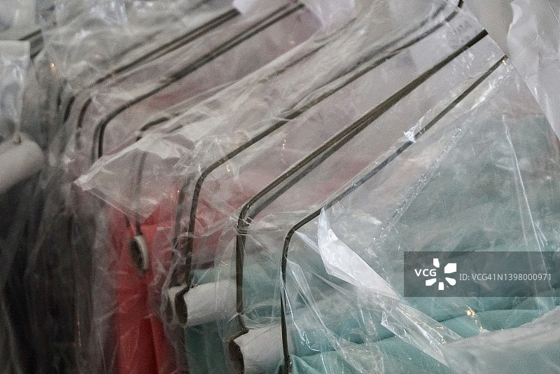 袋子里的干洗衣服图片素材