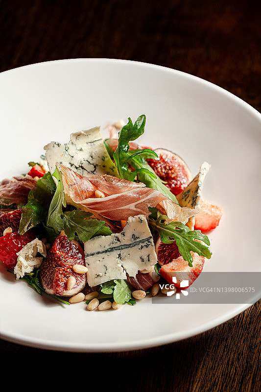 帕尔玛火腿沙拉配无花果和蓝纹奶酪图片素材