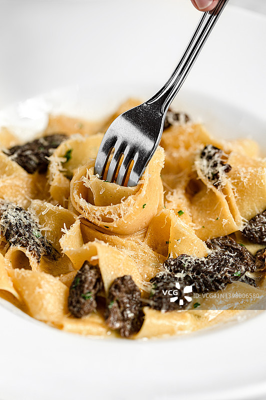 奶油意式宽面配蘑菇帕玛森奶酪图片素材