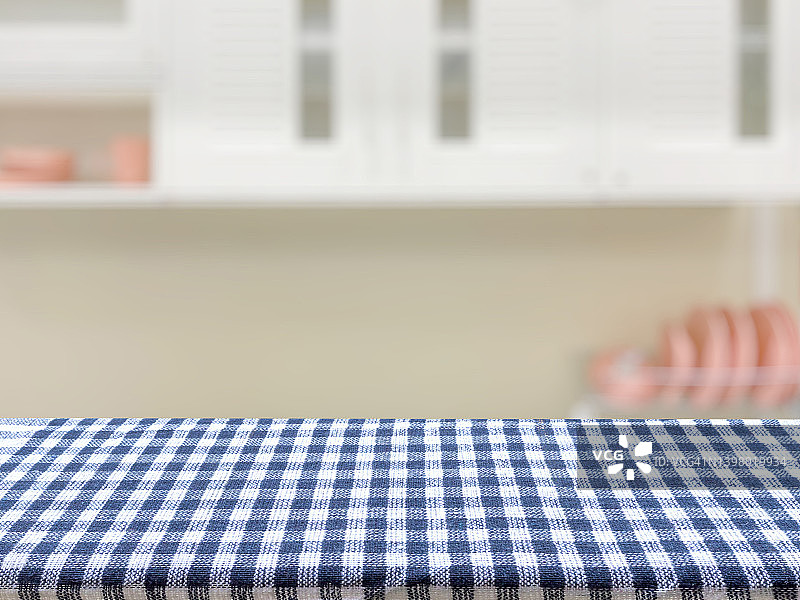 厨房木桌上的蓝白色格子桌布：用于展示文字或产品图片素材