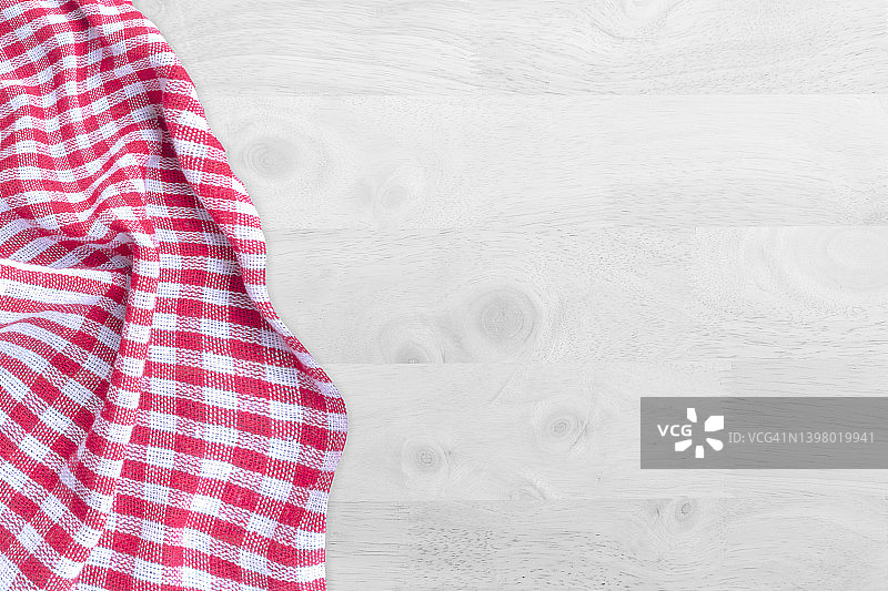 厨房木桌上的红白格子桌布背景图片素材