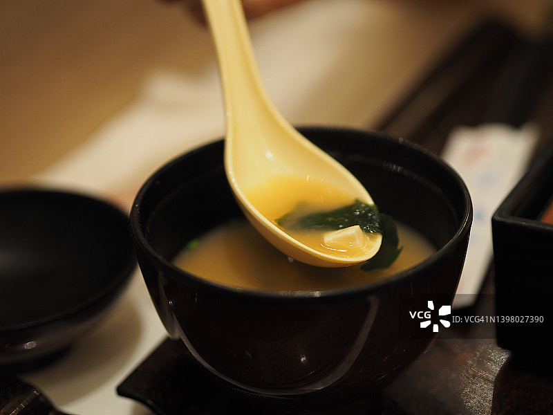 用勺子舀汤到碗里的日式餐饮图片素材