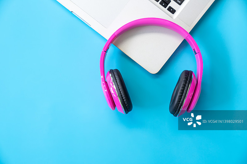 笔记本电脑上的耳机图片素材