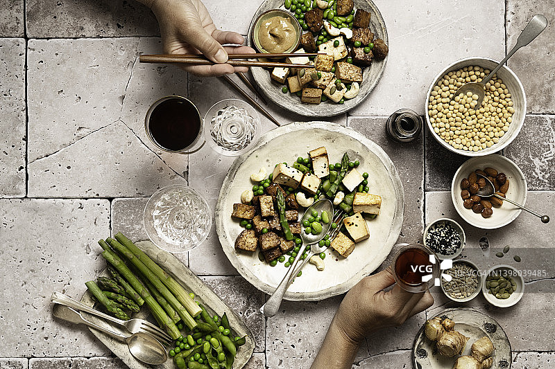 准备好在餐桌上分享的纯素食品图片素材