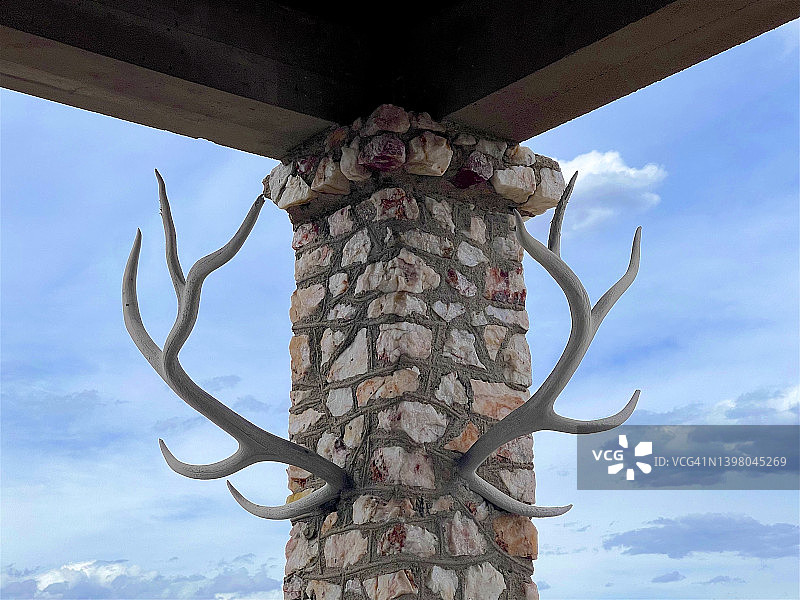 位于佳能城的石柱上的鹿角图片素材