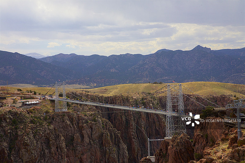 从高处看到的悬索桥景色，位于佳能城图片素材