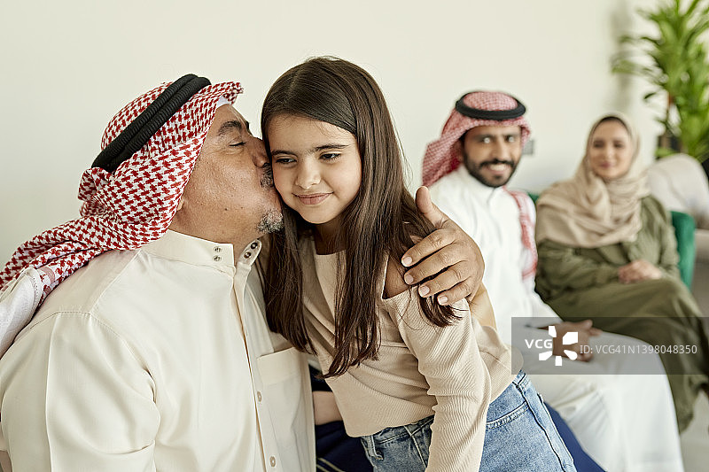 多代沙特家庭庆祝开斋节图片素材