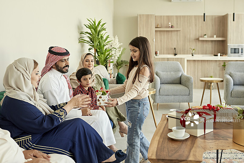 沙特家庭在开斋节互赠礼物图片素材