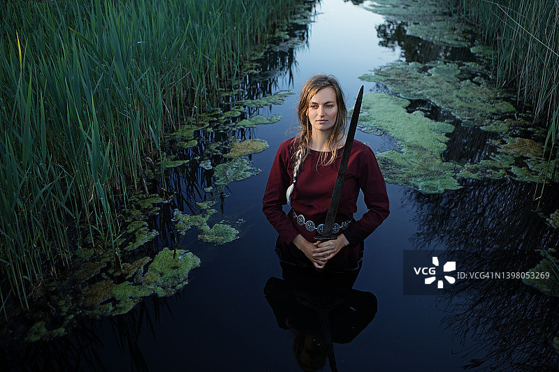 水中的美丽金发维京女巫图片素材