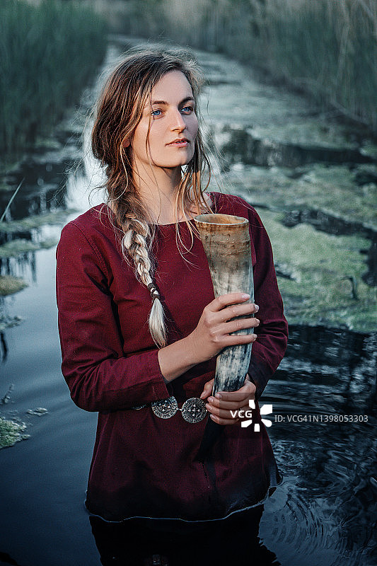 水中的美丽金发维京女巫图片素材