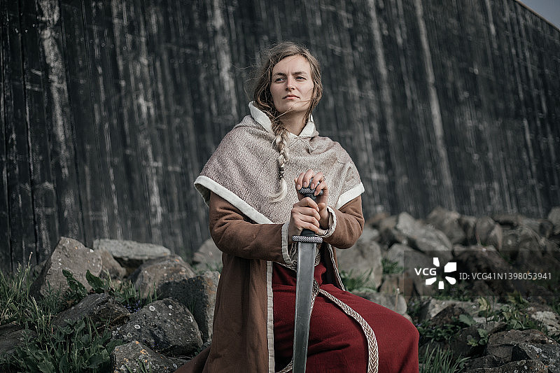 定居点户外美丽的金色维京女人图片素材