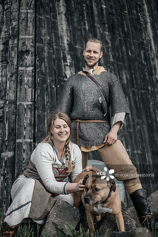 户外维京情侣温馨场景图片素材