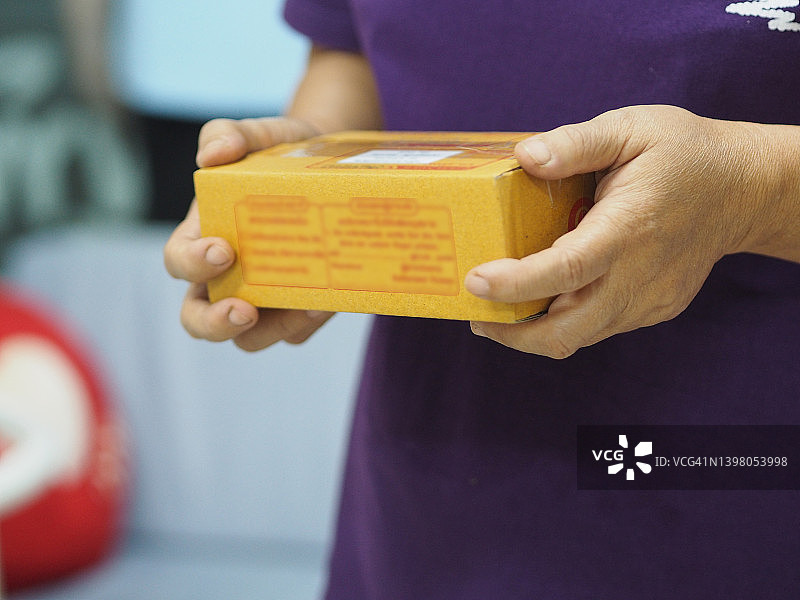 女人拿着在线购物的盒子图片素材